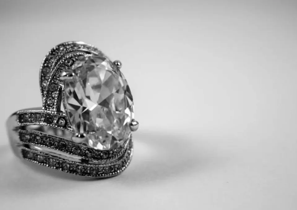 Woman realizes ring she found at a garage sale 30 years ago has a diamond worth $350,000